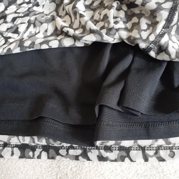 Tahari Women's Large Black, White & Gray Leopard Print Long Sleeve Mesh Blouse - Picture 8 of 12